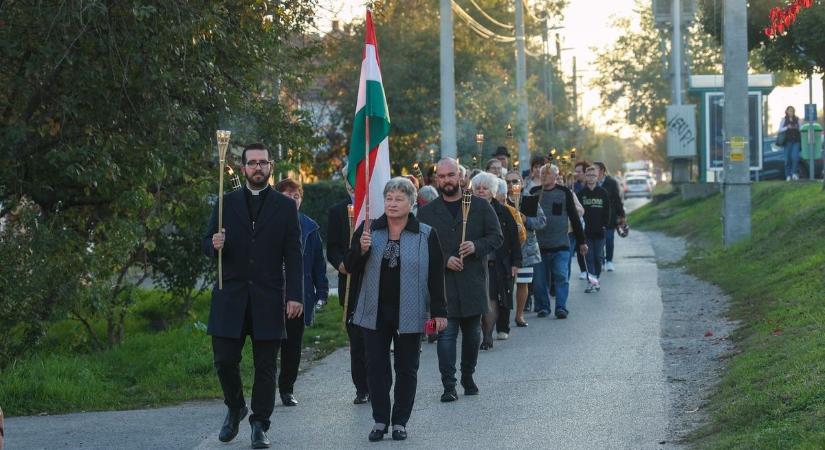 Fáklyás felvonulással és irodalmi esttel is emlékeztek – galériával, videóval