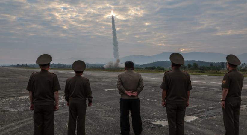 Kim Dzsong Un ellenőrző látogatást tett több rakétabázison