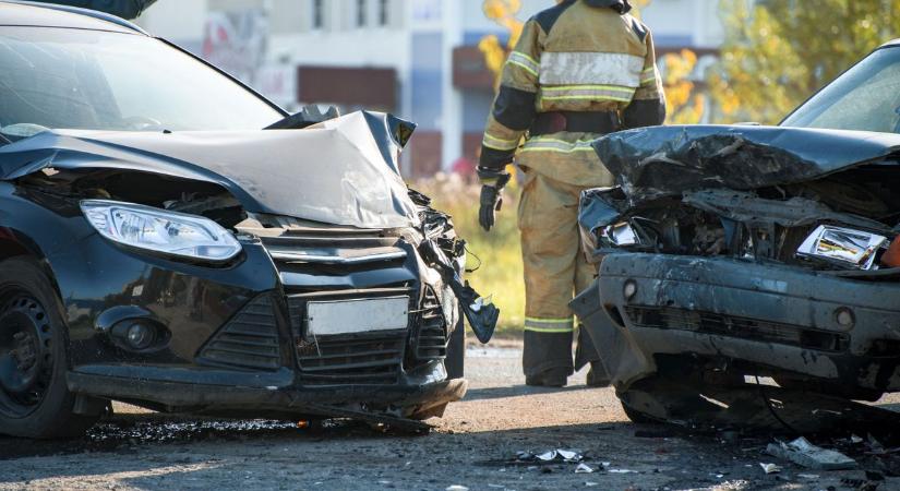 Karambol a 4-es főúton: három autó rohant egymásba Kisújszállásnál