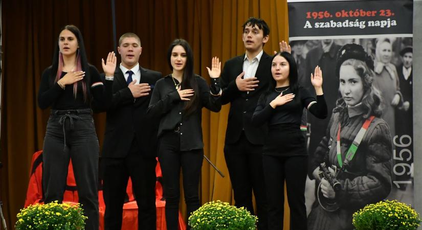 Csengeri középiskolások felsőfokú műsora