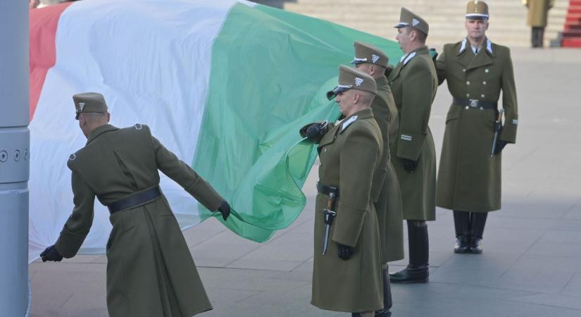 Felvonták az Országház előtt a nemzeti lobogót