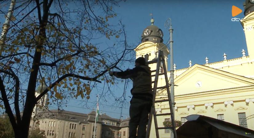 Debrecenben már szerelik fel az adventi díszkivilágítást