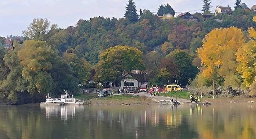 Dunába hajtott egy autós a szigetmonostori kompkötőben, már a búvárok is a helyszínen vannak