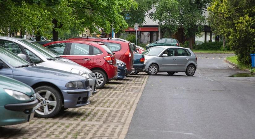 Új szintre emelték a parkolós üzengetést Debrecenben – nem kizárt, hogy ez az év cetlije!