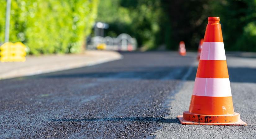 Néhány napot csúszik a 442-es főút burkolatjavítása Martfűnél