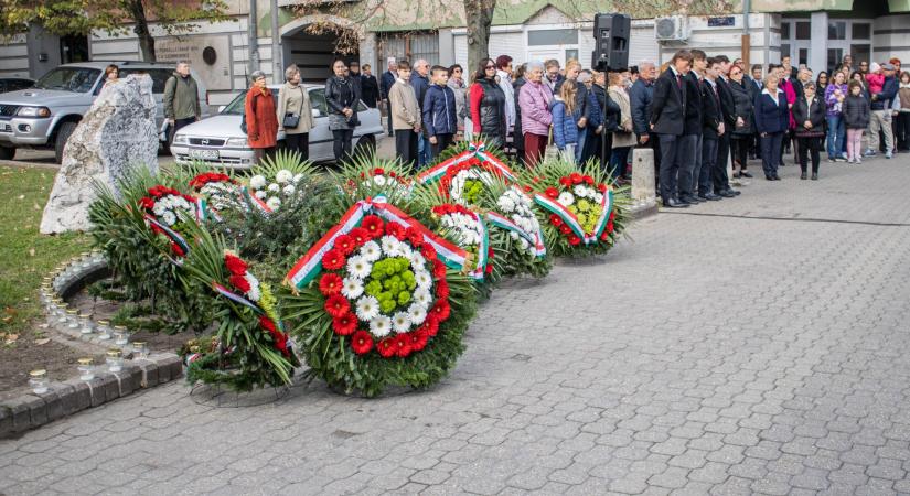 Megemlékezést tartottak a dorogi ’56-os emlékkőnél