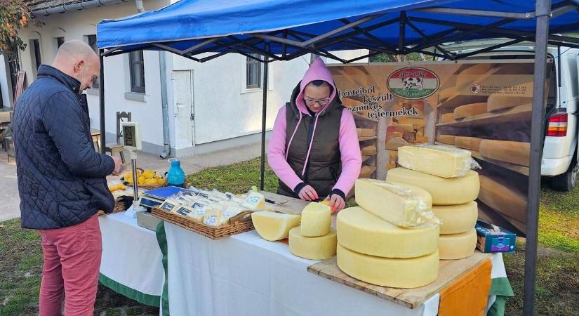 Friss, érlelt, natúr, ízesített, füstölt: sajtkavalkáddal várta a látogatókat a nagykörűi piac – videóval