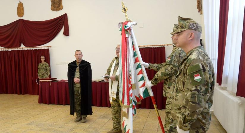 Zászlószalag adományozó ünnepséget tartottak a Magyar Honvédség Lahner György 2. Ellátóezrednél