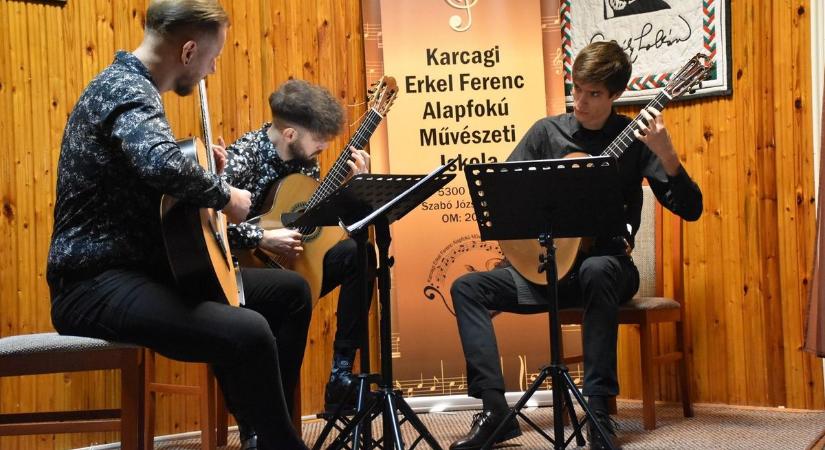 Gitármuzsika szórakoztatta a zenés teaházi est vendégeit Karcagon – galériával