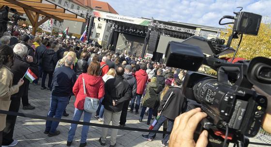 Tapétavágóval “felfegyverzett” férfit fogtak a rendőrök Orbán ünnepi beszédének helyszínén