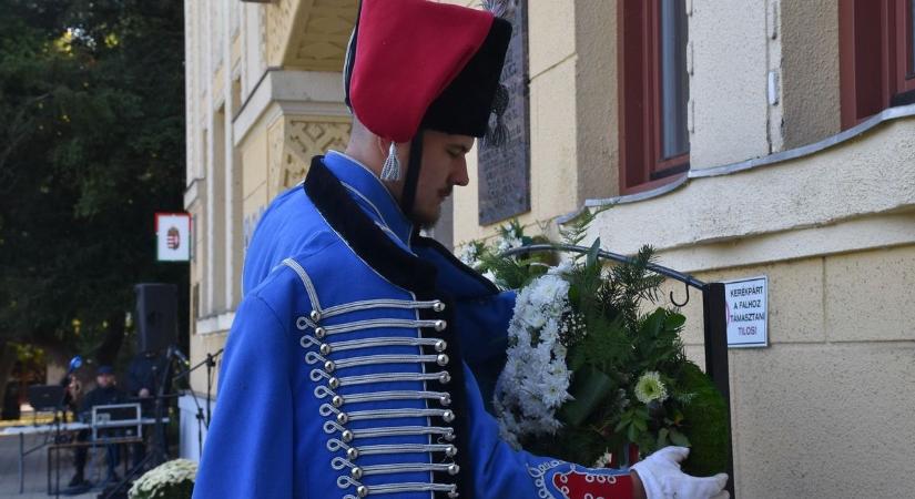 Koszorúzással és beszédekkel emlékeztek meg az '56-os hősökről Karcagon – galériával