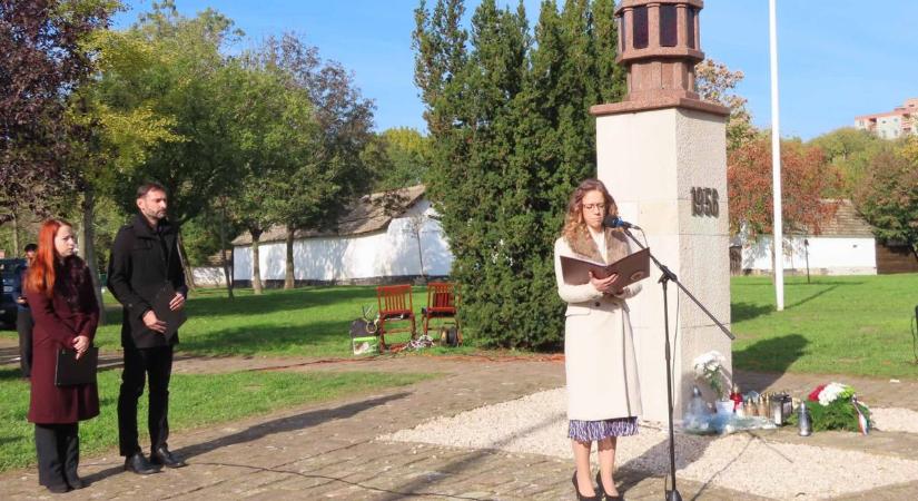 A Fidesz-KDNP vásárhelyi szónoka szerint ’56-ból tanulnia kell az utókornak – galériával