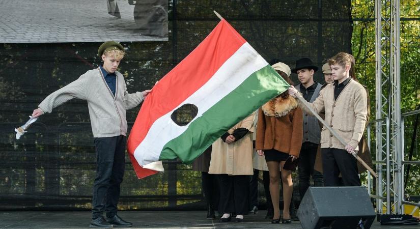 Hatvanban a Sztehlo Gábor téren emlékeztek 56 hőseire