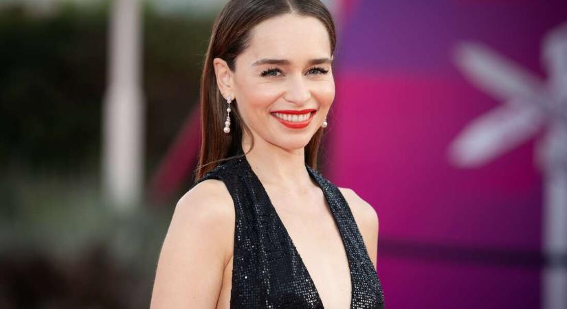 „Túlélőnek neveznek, pedig csak ösztönből éltem tovább” – Ma 38 éves Emilia Clarke