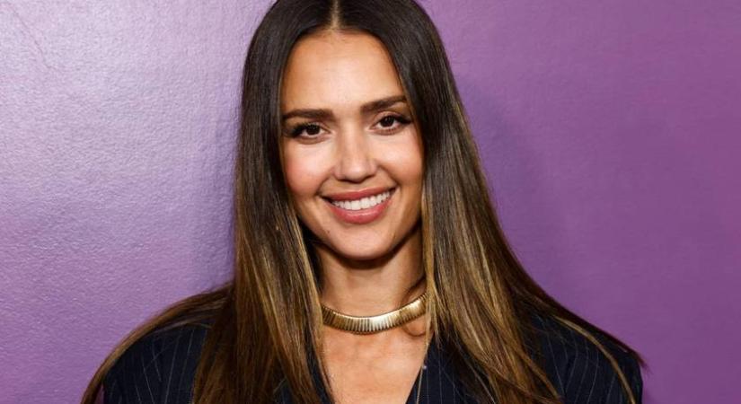 Jessica Alba smink nélkül pózolt: így néz ki a 43 éves színésznő, ha nem veszik profik kezelésbe