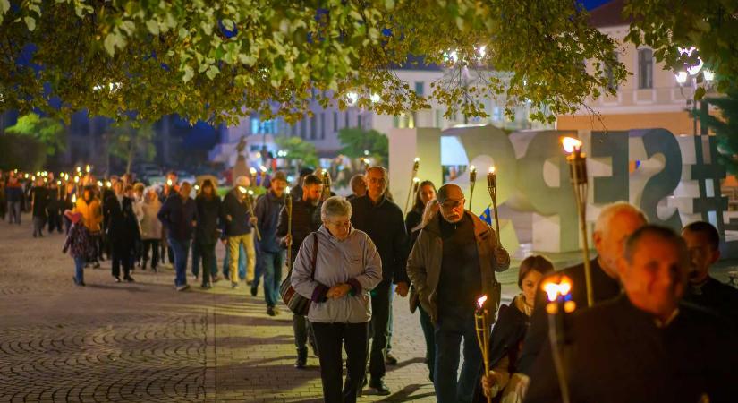 Megemlékezés Sepsiszentgyörgyön: „Nekünk is elegünk van!”