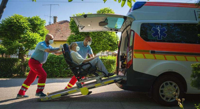 Nem ment el tétlenül a rossz állapotban lévő idős ember mellett a szabadnapos betegápoló