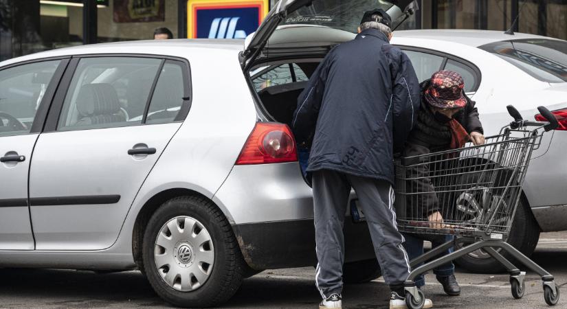 Parkolókban csapnak le az emberekre, a kés is előkerült