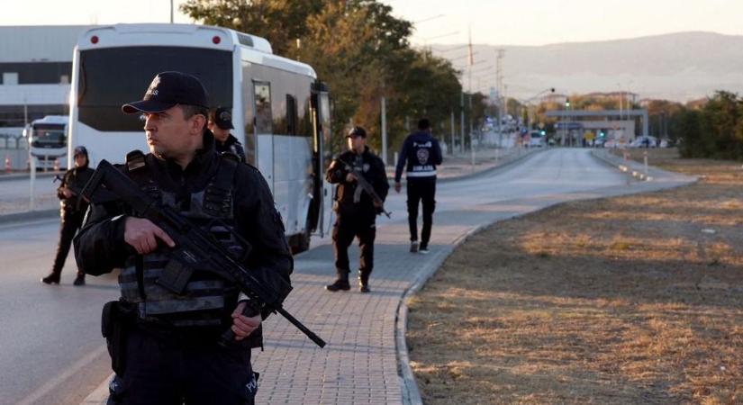 Tisztán látszanak a támadók, hallatszik a fegyverropogás – ilyen volt a török terrortámadás (VIDEÓ)