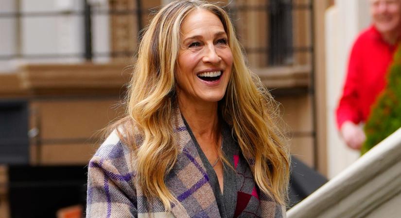 Az 59 éves Sarah Jessica Parker az őszi sikk mestere: trükkösen rétegezi a menő darabokat