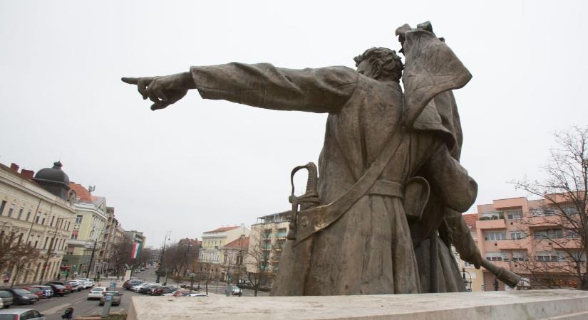 Visszakerült a kard Petőfi oldalára a nagykanizsai szobron