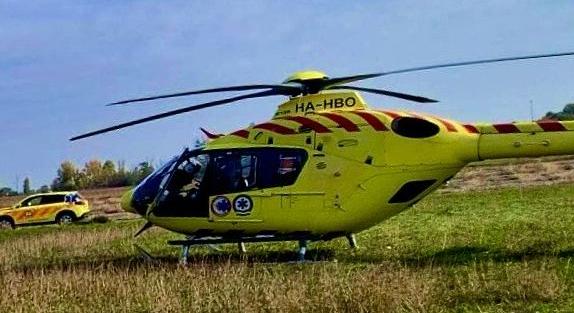 Mozgásképtelenné vált a mentőhelikopter, a rotor tengelyére csavarta a reptéri vonókötelet a lezuhant siklóernyős mentésénél