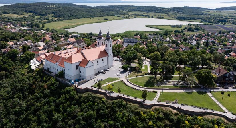 Egymilliárdos árengedménnyel kínálja tihanyi ingatlanját az állam