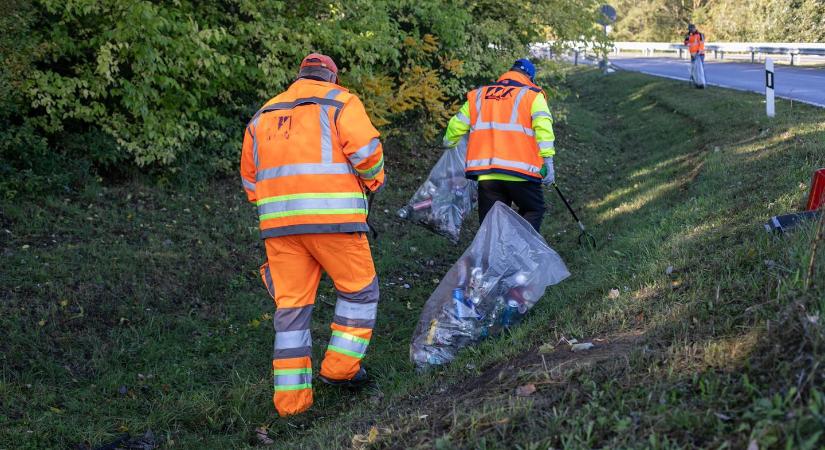 Egy nap alatt 55 tonna út menti illegális szemetet gyűjtött össze a Magyar Közút