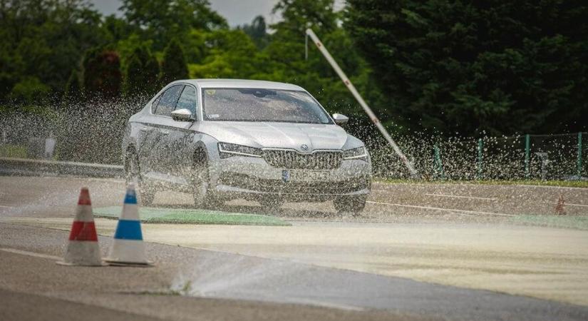 Ingyenes vezetési tréningen lehet felkészülni az őszi-téli autózás kihívásaira: itt lehet rá jelentkezni!