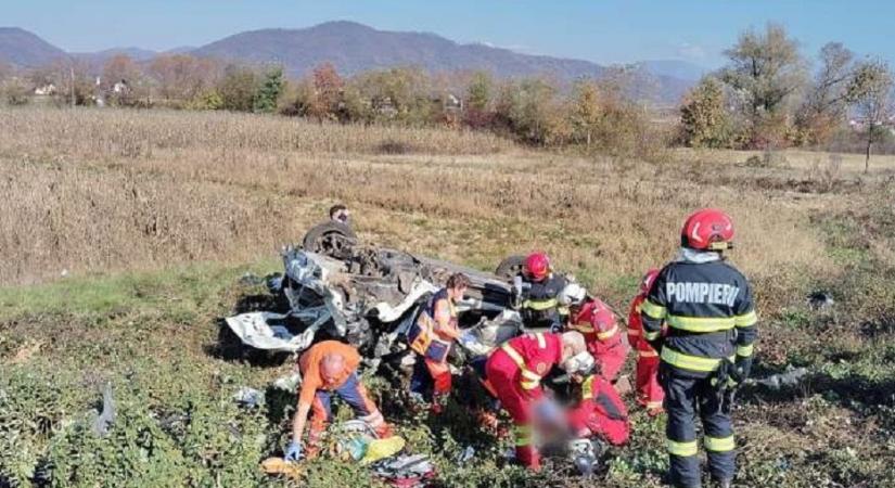 Elütötte a vonat a személygépkocsit – a sofőr és az utas életét veszítette