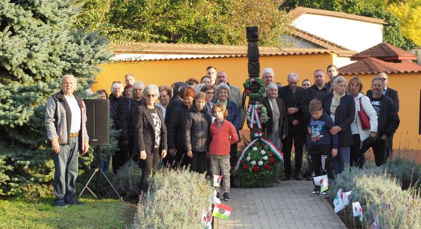 Főhajtás és koszorúzás a kisapostagi megemlékezésen