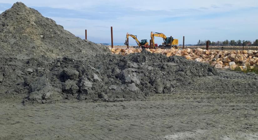 Nem állt le a betiltott balatonföldvári strandkikötő építése