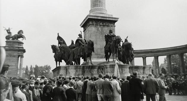 Fennállása alatt számos történelmi személy szobrát lecserélték a millenniumi emlékművön