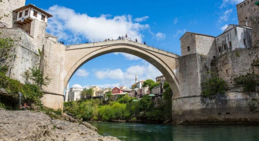 Fotózás közben esett le a falról egy szerb turista Mostarban