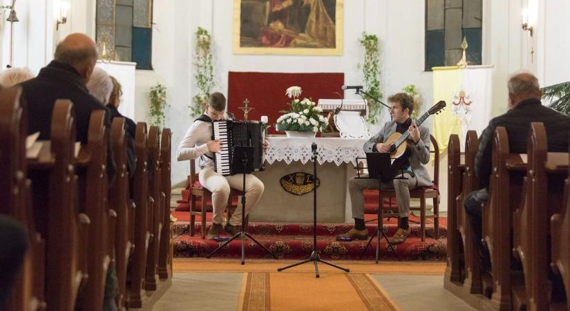 Koncert erős gesztusokkal, bejelentéssel