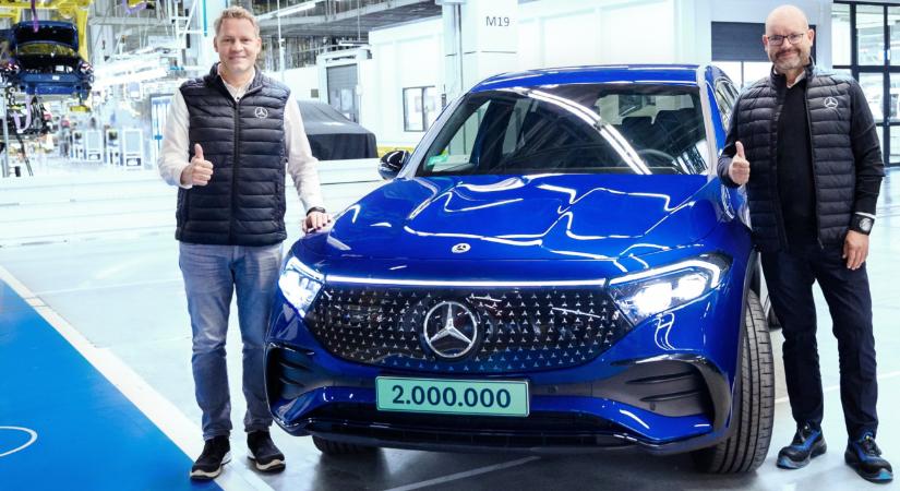 Legördült a kétmilliomodik Mercedes a kecskeméti gyártósorról