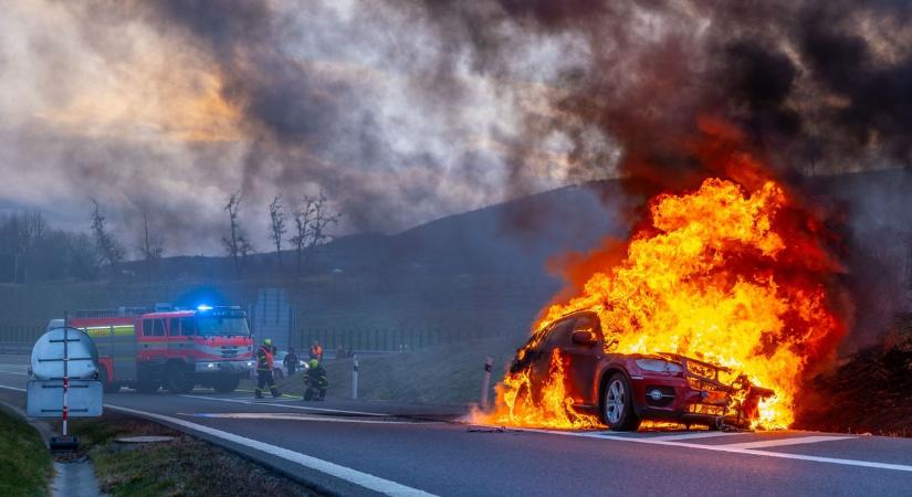 Hibrid jármű gyulladt ki az M6-os perkátai lehajtójánál