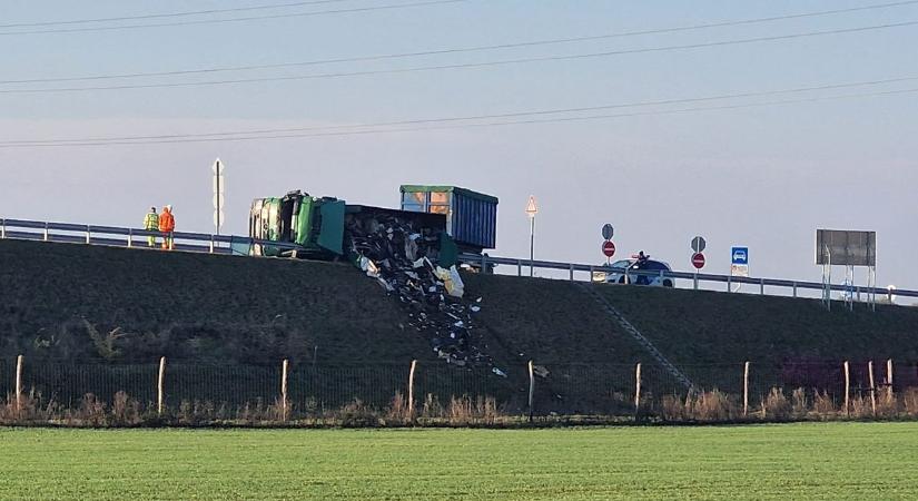 Fotókon az M25-ösön felborult szemétszállító kamion