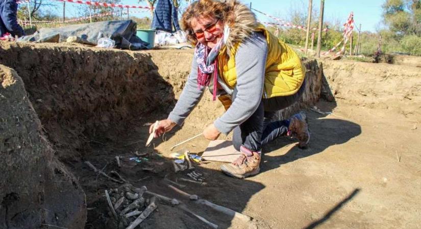 A kislányt virágmintás csatos övvel temették egy felnőtt mellkasára Tiszafüred mellett