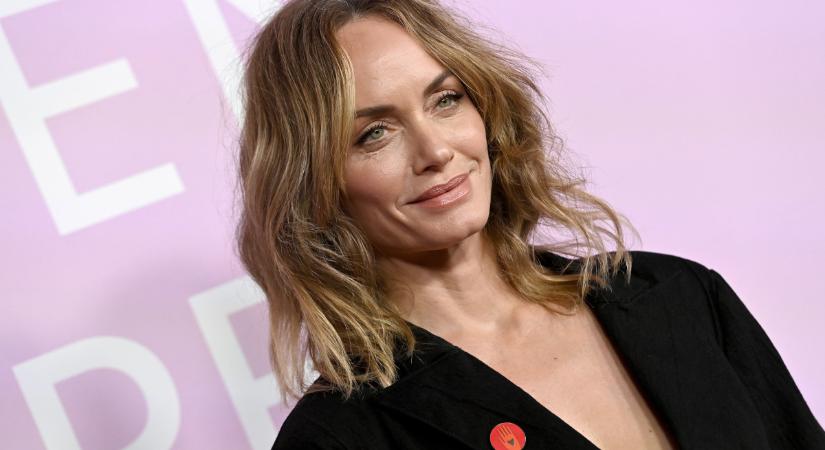 Az 50 éves Amber Valletta stílusa szuper inspiráció őszre: nőies, modern és letisztult