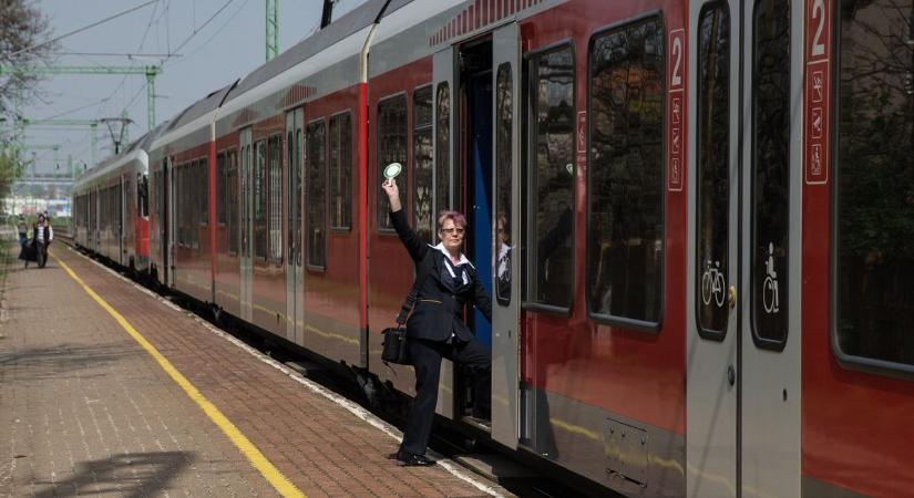 Késsel fenyegetőzött és megütötte a jegyvizsgálót