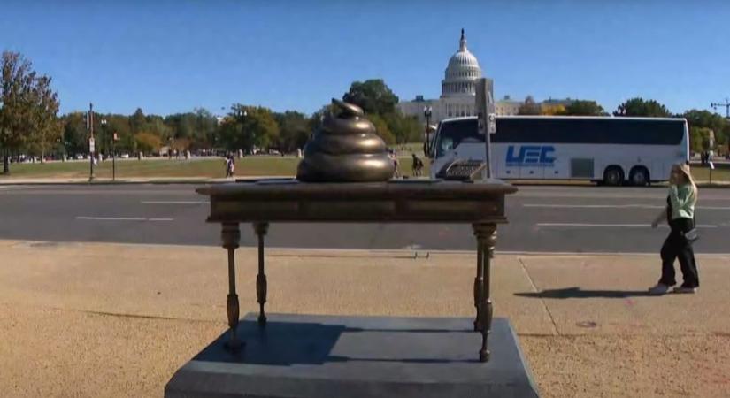 Az ostromlóknak emléket állító kakaszobor jelent meg a washingtoni Capitoliumnál