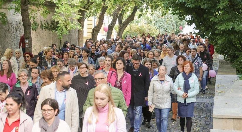 Sétával és tájékoztató standokkal hívják fel a figyelmet a mellrák megelőzésének fontosságára