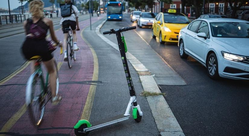 Csecsemővel a hátán száguldozott a rolleres Budaörsön  videó