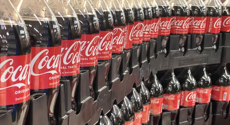 Fémdarabok kerültek az üdítőkbe a szomszédban is, kéthónapnyi Coca-Cola-termés ment kárba