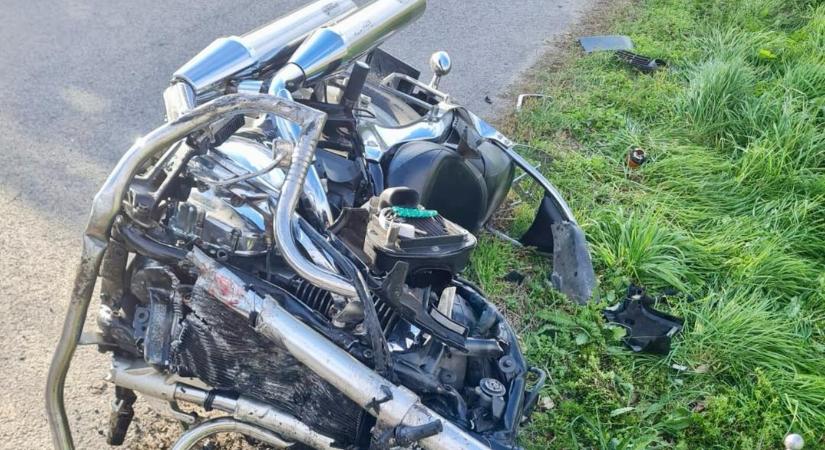 Előzés közben szemből autónak ütközött, szörnyethalt egy motoros Csicsónál