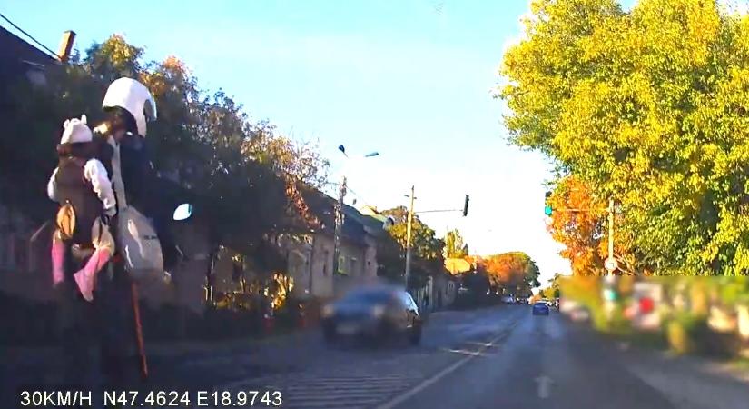 Hátán kisbabával száguldozik rendszeresen egy rolleres, Budaörsön – videó