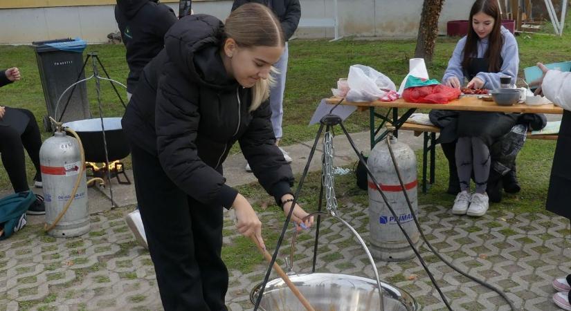 Főzőversenyen mérették meg magukat a bácsalmási gimnázium tanulói – galériával