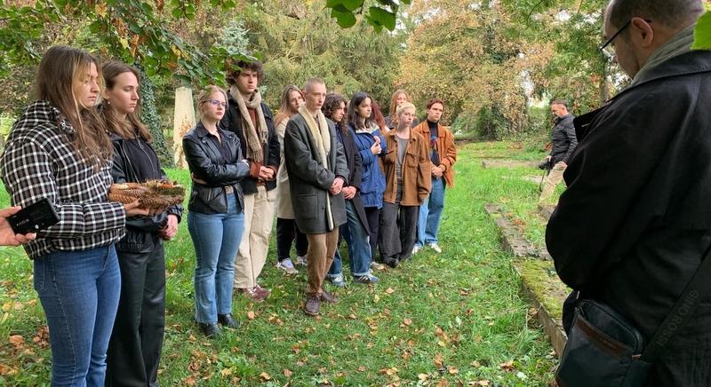 90 éve hunyt el a mai Művészeti Szakgimnázium elődjének alapítója, Vass Béla - Művészetis diákok koszorúzták meg síremlékét a Szent Márton-temetőben