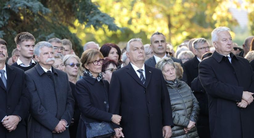 Orbán Viktor és felesége is búcsúzott a népszerű politikustól Bonyhádon (videó és galéria)